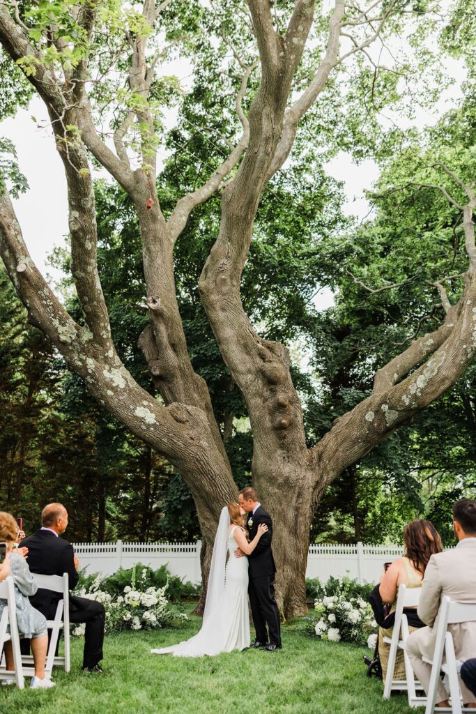 Bedell Cellars wedding kiss
